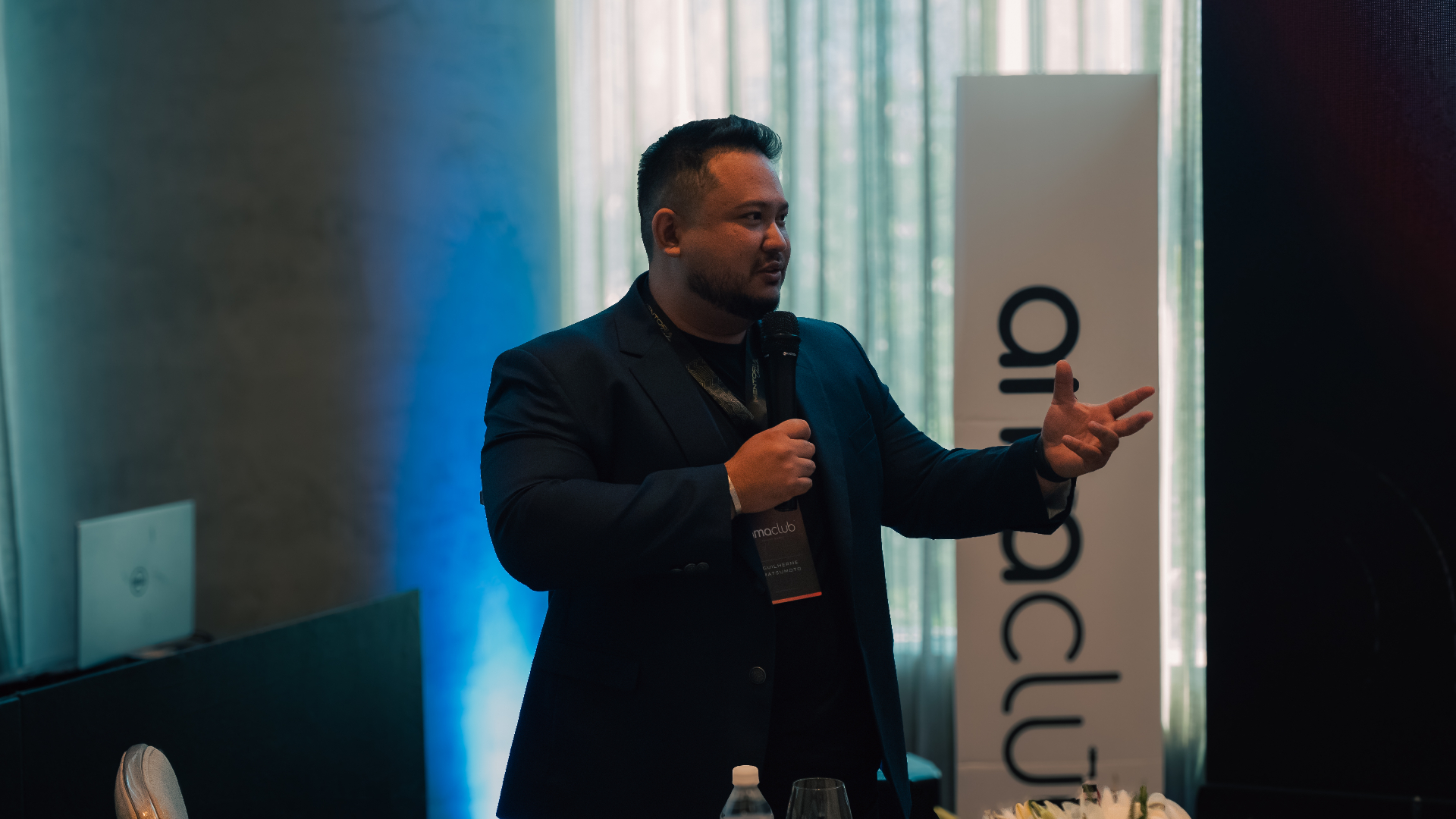 Matsu apresentando no palco do Impact Club